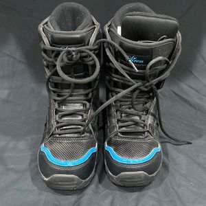 Size 7 Siren woman’s snowboarding boots